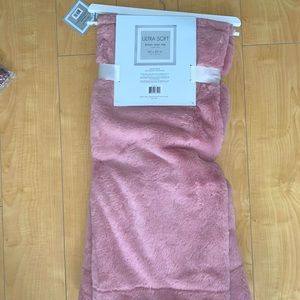 The SOFTEST blush throw 50x60